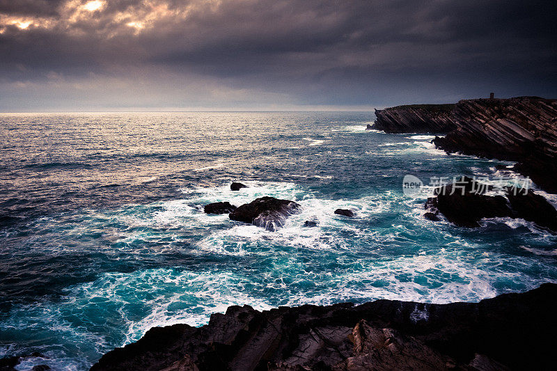 在风暴中，悬崖海岸线在海洋上