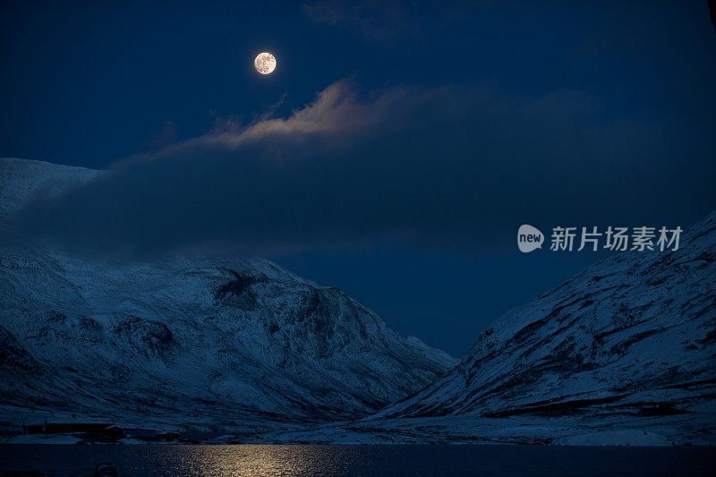 Jotunheimen国家公园，月光洒在白雪覆盖的山上