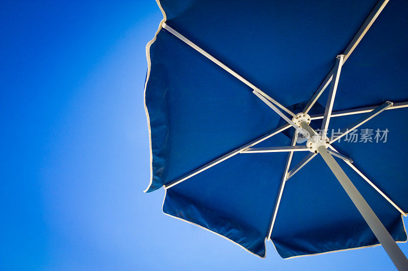 蓝天上的蓝色遮阳伞