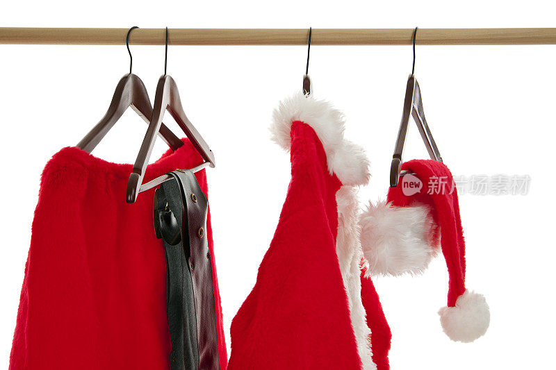 圣诞老人衣服挂在衣柜里