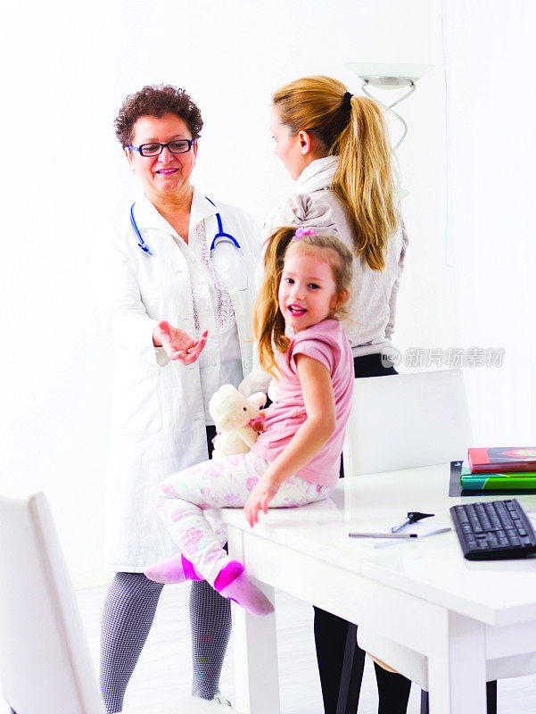母亲和她的女儿在看医生的时候。