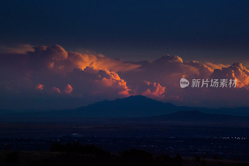 落日的云彩暗山景观