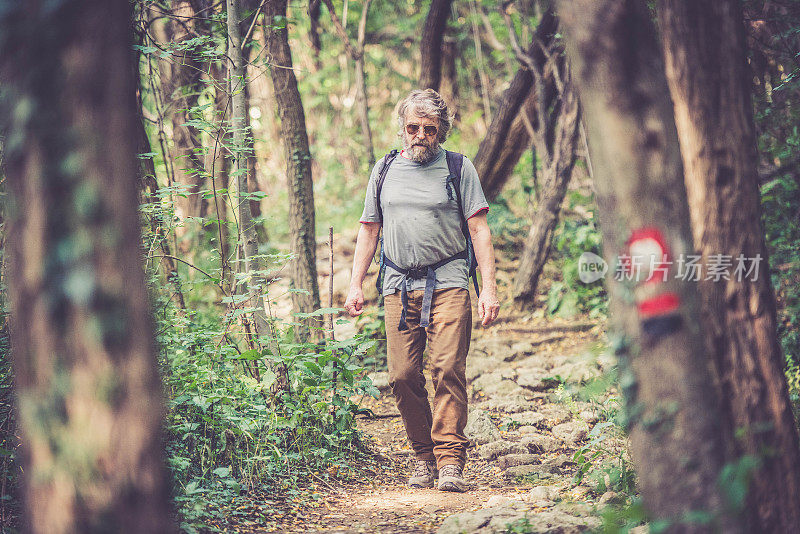 留着大胡子的年长白人男子，户外登山运动员