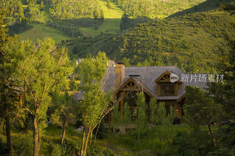 美丽的豪华住宅在滑雪胜地