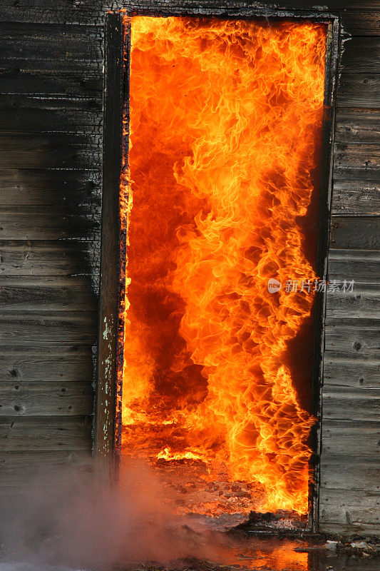 门口着火了