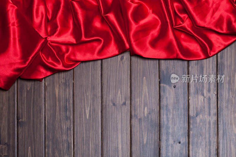 木制背景上的红色丝绸