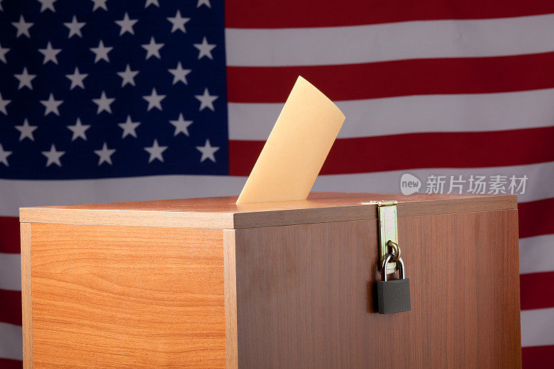 美国国旗前的投票箱