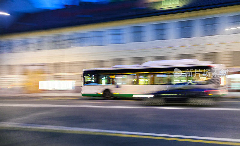 公共汽车在城市街道上行驶