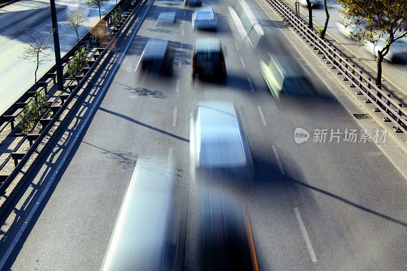 高速公路上模糊的汽车