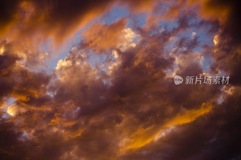 日落戏剧性的cloudscape