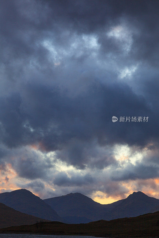 苏格兰山脉上空戏剧性的天空。