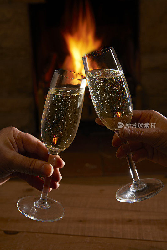喝杯香槟，在火边放松