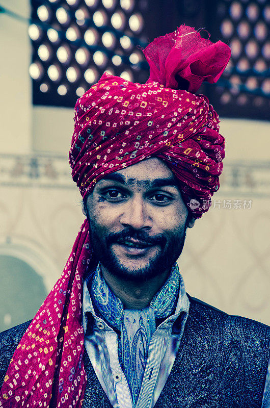 英俊的印度男人在头巾和阿斯科特