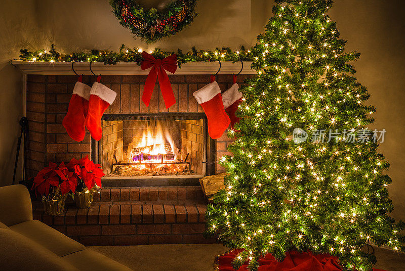 圣诞场景，炽热的壁炉，装饰的圣诞树，袜子，舒适的客厅