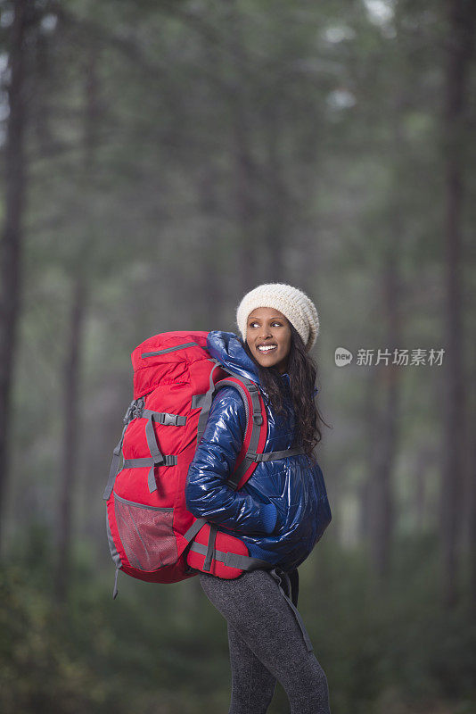 背包客女人徒步旅行。