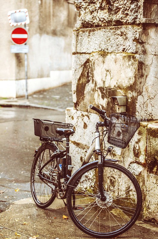 停在日内瓦大街上的自行车