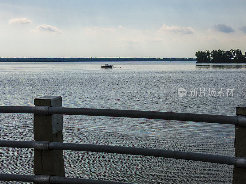 圣劳伦斯河、船只和岛屿的景色