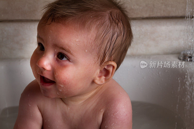 快乐的小男孩正在洗澡