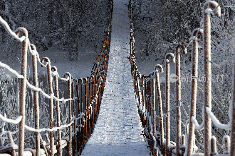 冬天的道路。人行天桥