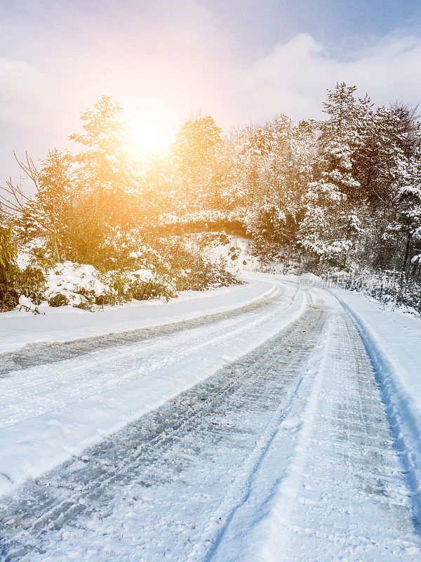 弯曲的乡村道路-多雪的冬天