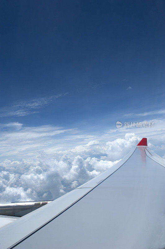 飞机机翼在云层之上
