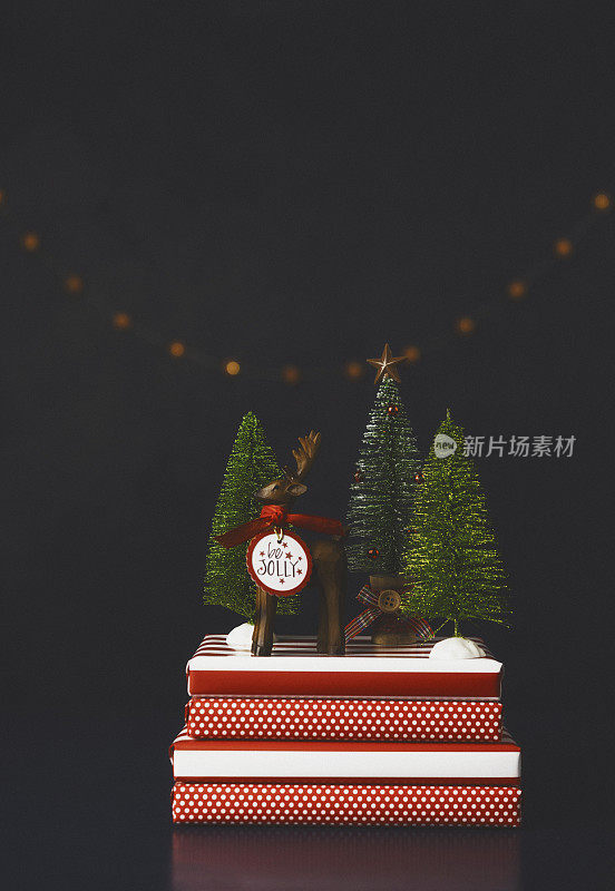圣诞背景安排。驯鹿装饰用礼物和留言