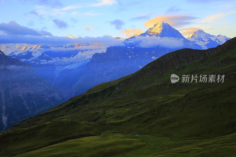 瑞士阿尔卑斯山:艾格，格林德沃上方田园诗般的高山草甸，壮观的日出