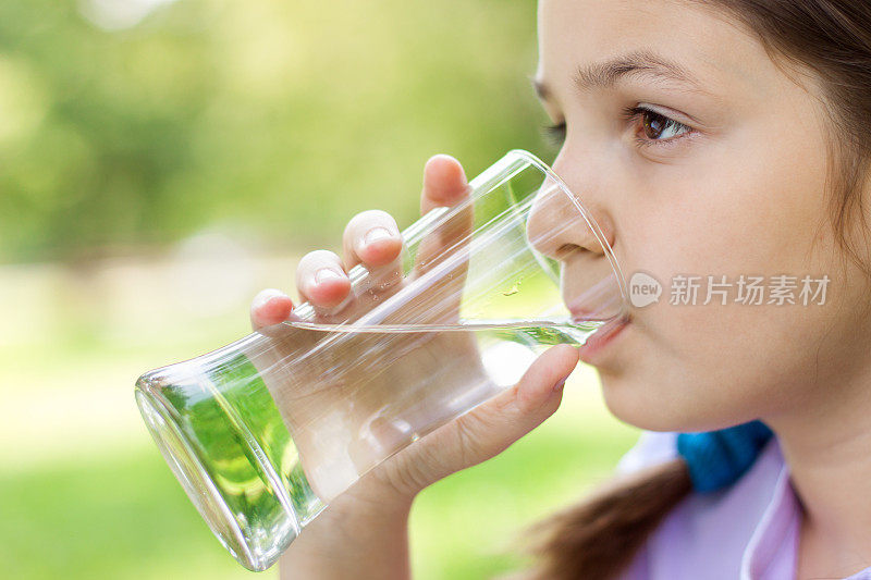 美丽的小女孩在喝水