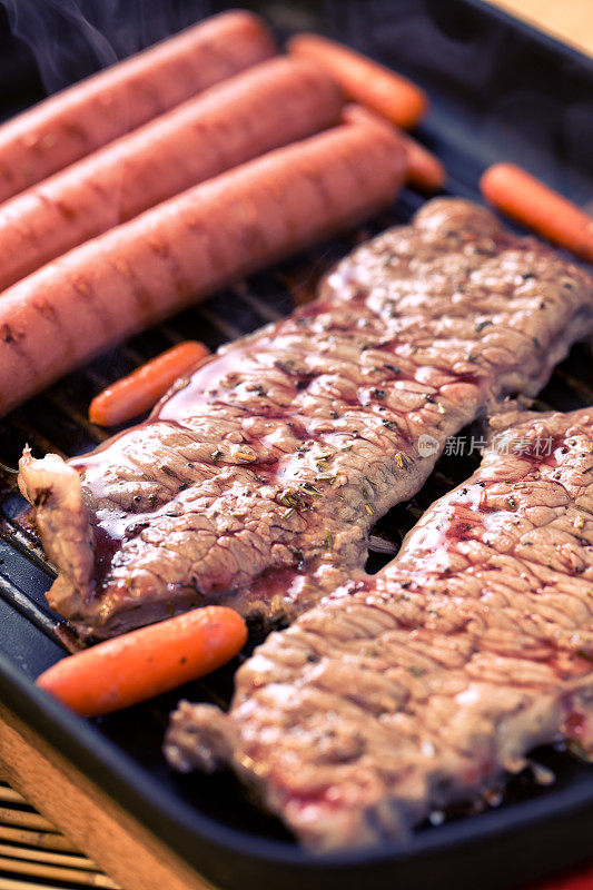 烤牛肉配香肠和胡萝卜