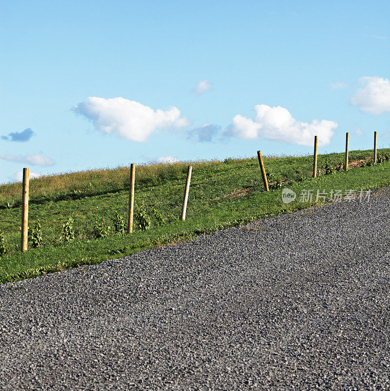 栅栏和砾石乡村道路