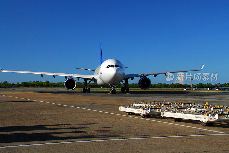 多米尼加共和国蓬塔卡纳机场:飞机在坡道上