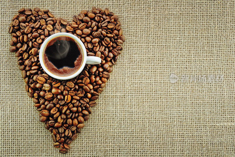 用咖啡豆做成的心形。