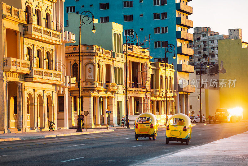 哈瓦那Malecon大街上的可可出租车