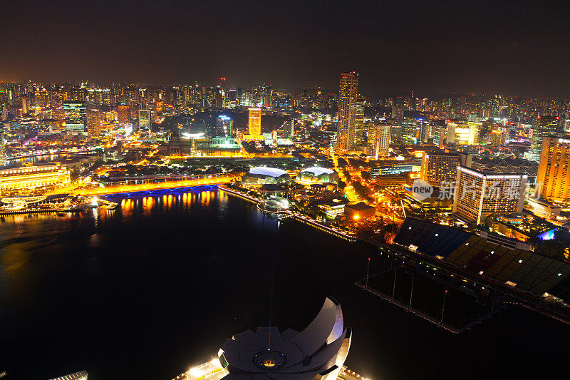 海湾和滨海大道的夜晚