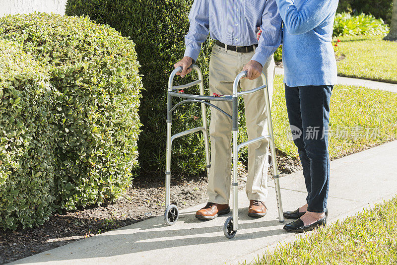 老夫妇，男人用walker