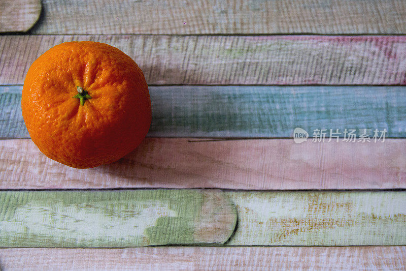 新鲜的酸橙和柠檬柑橘类水果在木制的背景。复制并粘贴您自己的文本。在温暖的木质背景下，黄色和绿色的多汁水果旁边的空地。