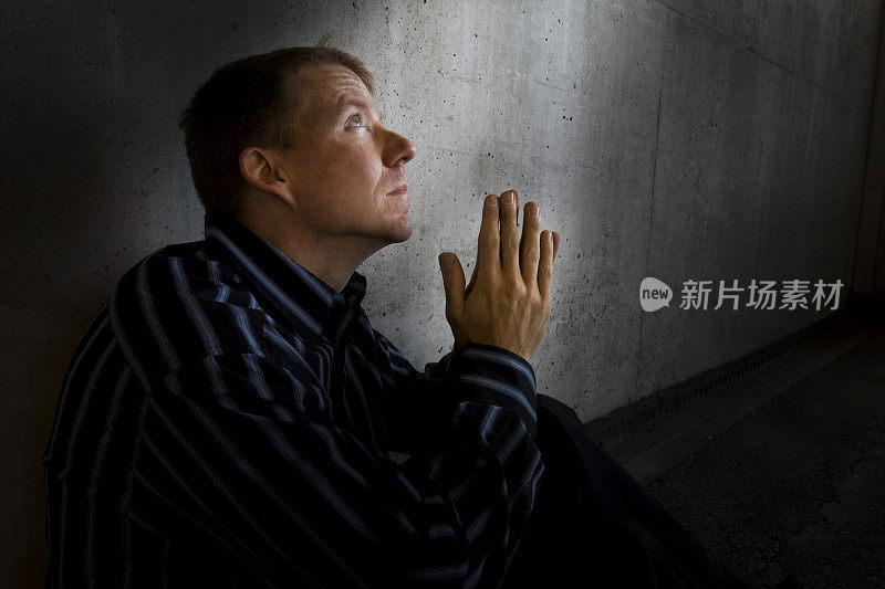 男人向上帝祈祷(宗教与抑郁系列)