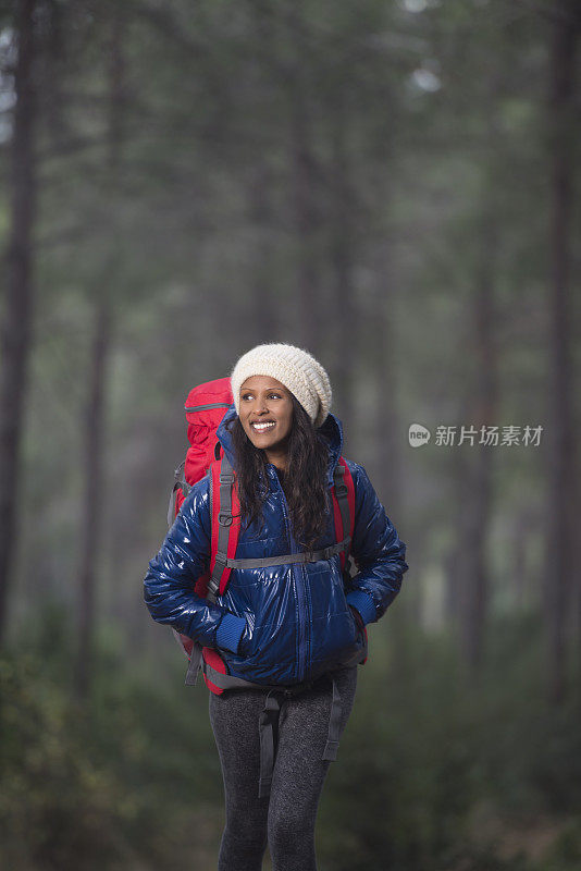 背包客女人徒步旅行。