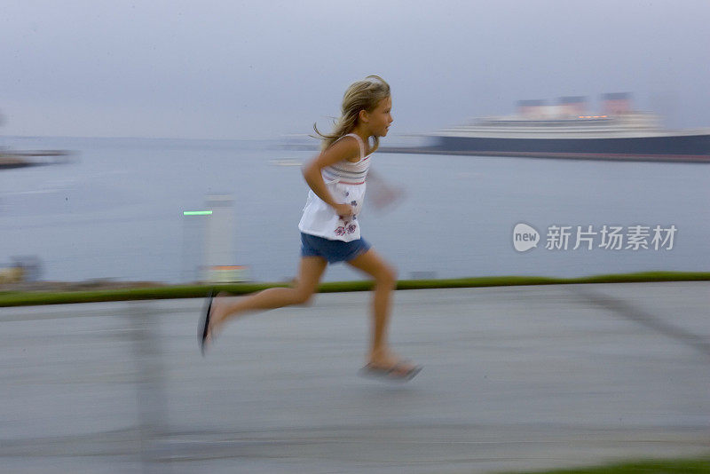 女孩沿着海岸线奔跑