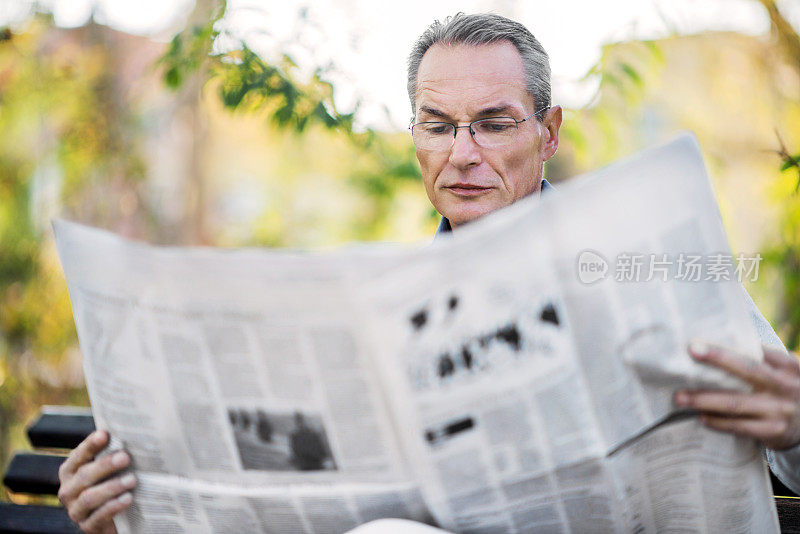 读报纸的成熟的成年商人