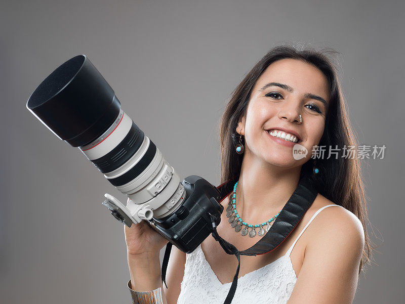 年轻微笑的摄影师女人肖像