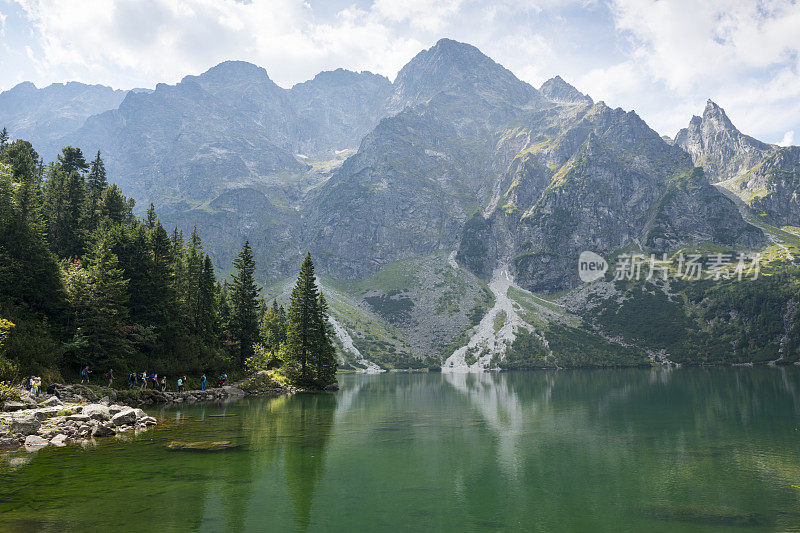 波兰莫尔斯基奥科湖的徒步旅行者