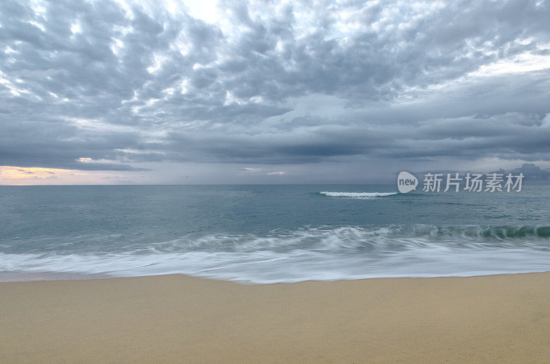 沙滩和暴风雨的天空背景