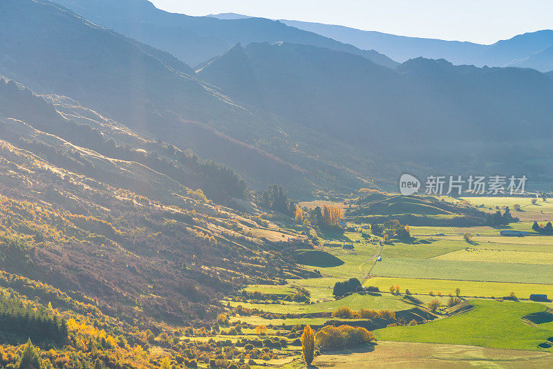 新西兰皇后镇壮观的山峰全景