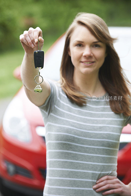 年轻女性司机拿着车钥匙在车前