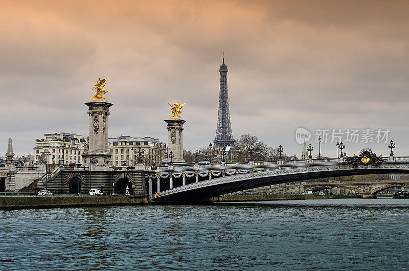 巴黎的亚历山大桥，埃菲尔铁塔