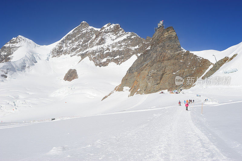 在瑞士的少女峰地区徒步旅行