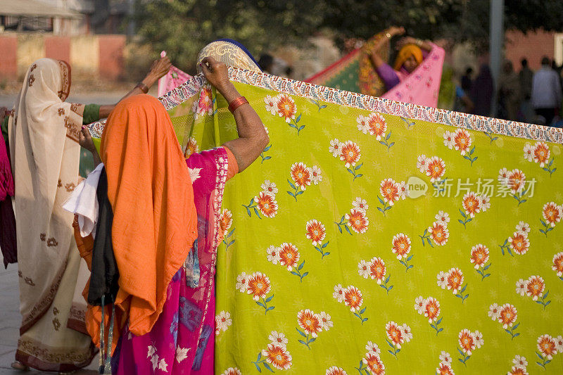 印度农村妇女在阳光下晒彩色传统纱丽