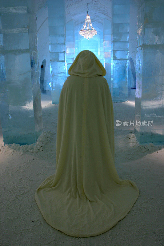 冰雪城堡中神秘的披着斗篷的少女