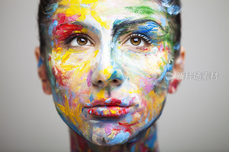 女人的脸被画成五颜六色的抽象图案